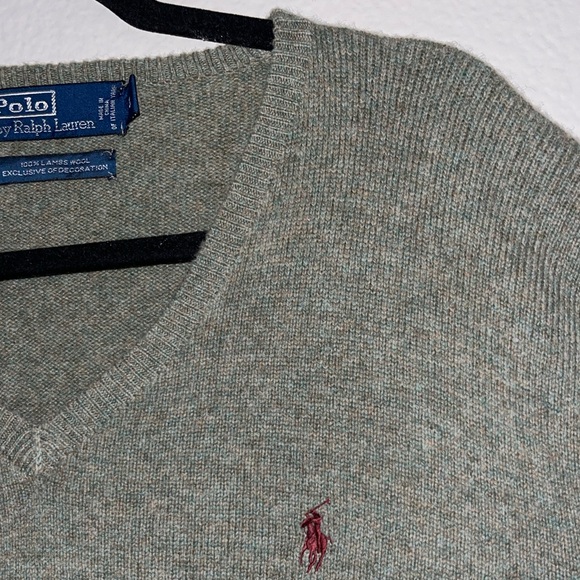 Ralph Lauren Men’s Lambs Wool V-neck sweater - Picture 2 of 4